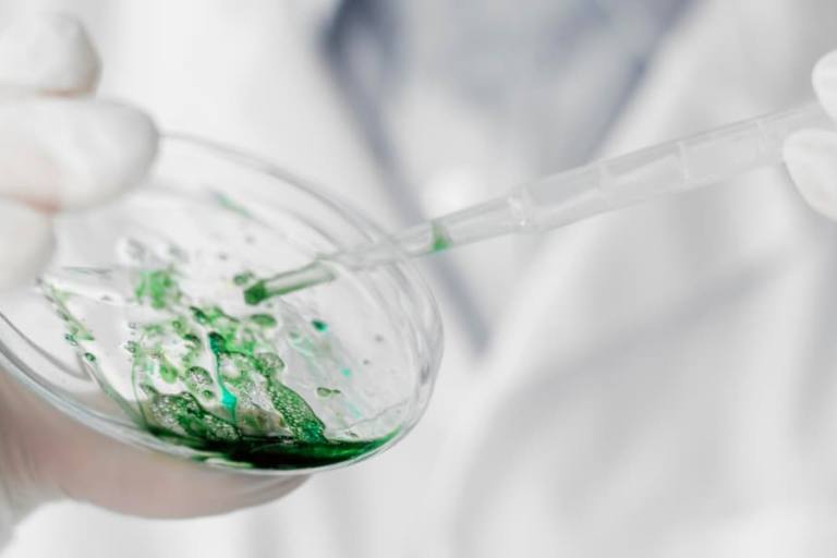 La leche es una de las materias primas más interesantes para la cocina molecular.