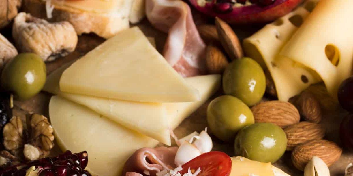 quesos curados Son muchas las Denominación de Origen Protegida que trabajan para producir quesos curados, por ello gozan también de un mayor prestigio.