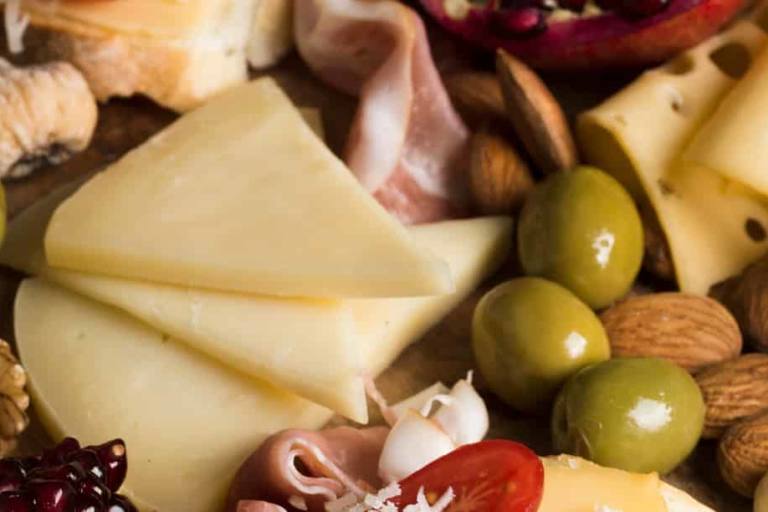 Son muchas las Denominación de Origen Protegida que trabajan para producir quesos curados, por ello gozan también de un mayor prestigio.