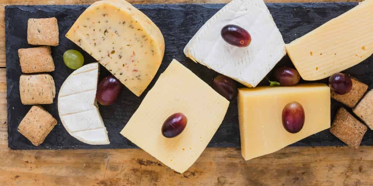 La intervención humana es otro rasgo fundamental en el proceso de curación de quesos, especialmente en pasos que pueden parecer secundarios.