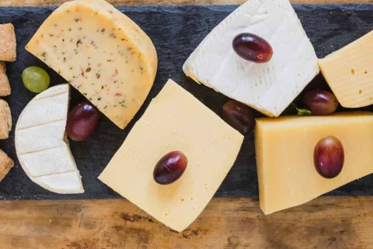 La intervención humana es otro rasgo fundamental en el proceso de curación de quesos, especialmente en pasos que pueden parecer secundarios.