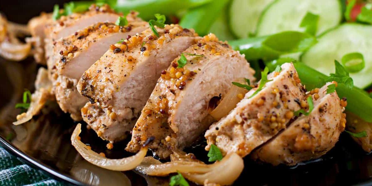 El acompañamiento de la verdura en la receta de pollo relleno de queso y espinacas puede variar y ser más intenso.