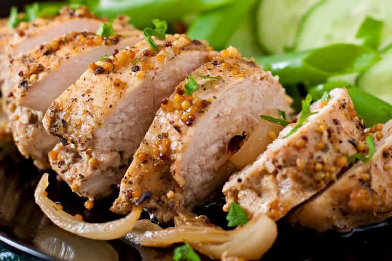 El acompañamiento de la verdura en la receta de pollo relleno de queso y espinacas puede variar y ser más intenso.