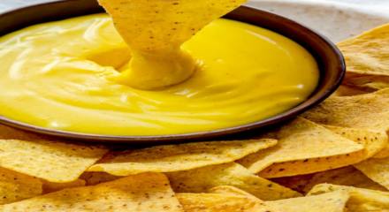 Salsa de queso para nachos, un aperitivo delicioso