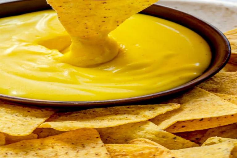 Salsa de queso para nachos, un aperitivo delicioso