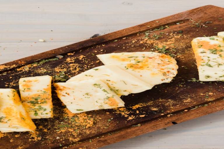 queso asado con hierbas y miel