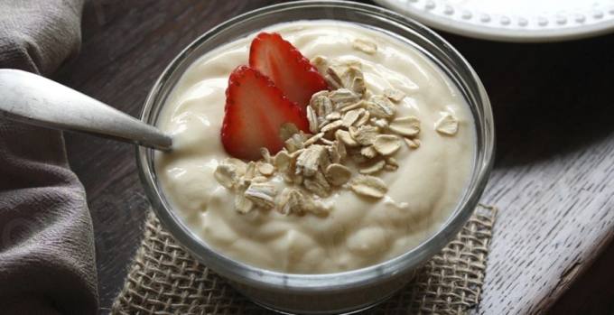 yogur natural acompañado de cereales y fruta. Fuente de probióticos de la fermentación de la leche