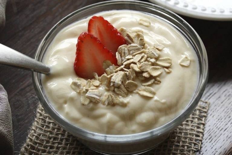 yogur natural acompañado de cereales y fruta. Fuente de probióticos de la fermentación de la leche