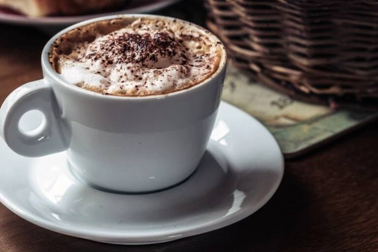 imagen en primer plano de un café capuchino