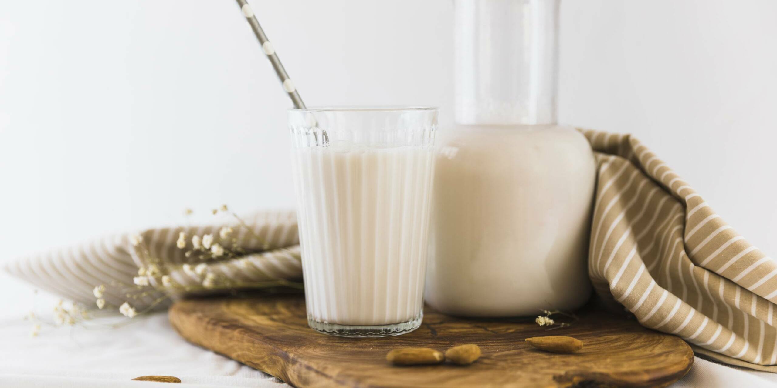 02 botella-y-vaso-de-leche-con-nueces