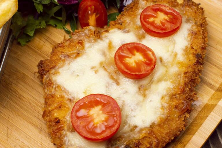 nuggets-de-pollo-papas-fritas-pepitas-fritas-y-patata-con-ensalada-y-queso-fundido (1)