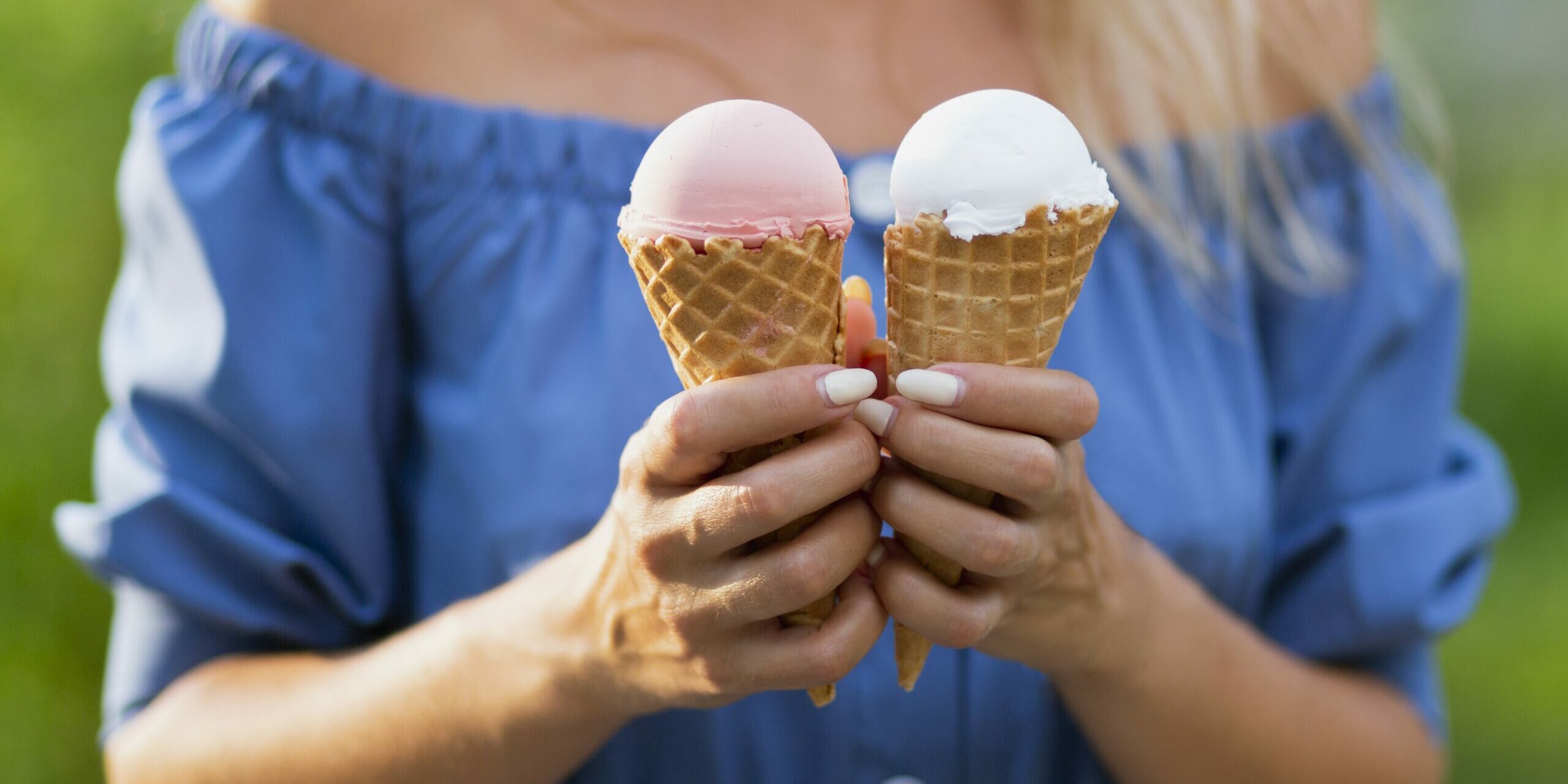 vista-frontal-de-la-mujer-con-conos-de-helado