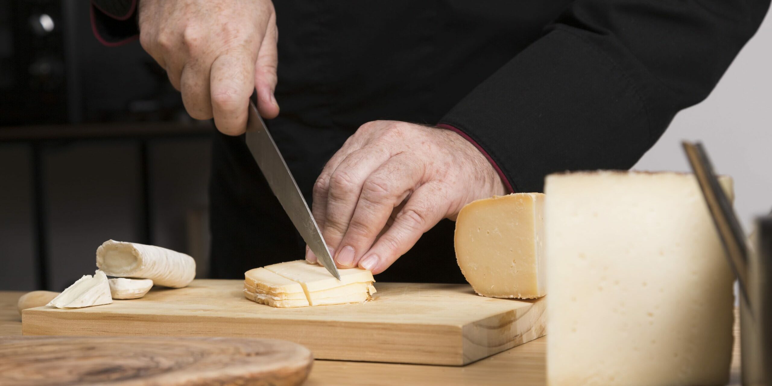 close-up-chef-slicing-cheese (2)