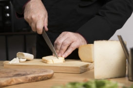 Cómo cortar cada tipo de queso para servirlo y conservarlo mejor