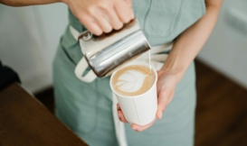¿Qué leche espuma mejor para el café y por qué?
