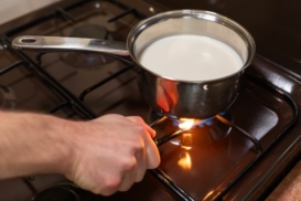 ¿Por qué se forma una telilla al calentar la leche y cómo evitarla?