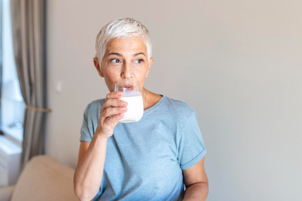 El consumo de leche antes y durante la menopausia asegura las necesidades diarias de ingesta de calcio