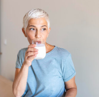 El consumo de leche antes y durante la menopausia asegura las necesidades diarias de ingesta de calcio