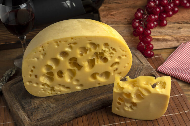 Queso suizo con agujeros
