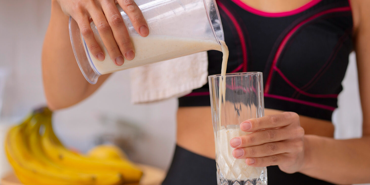 Lacteos con proteina Los lácteos altos en proteína están asociados al deporte pero su consumo está indicado para diversos tipos de personas