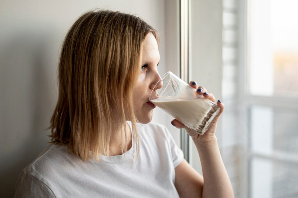 Descubre cuánto azúcar tiene la leche sin lactosa y por qué sabe dulce