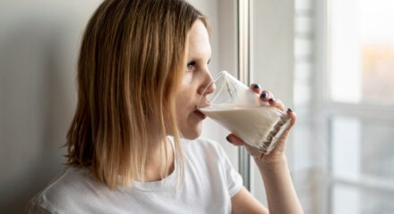 Descubre cuánto azúcar tiene la leche sin lactosa y por qué sabe dulce