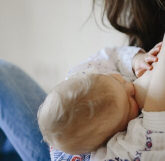Dos estudios relacionan la leche materna y la respuesta a los antibióticos en el intestino del bebé