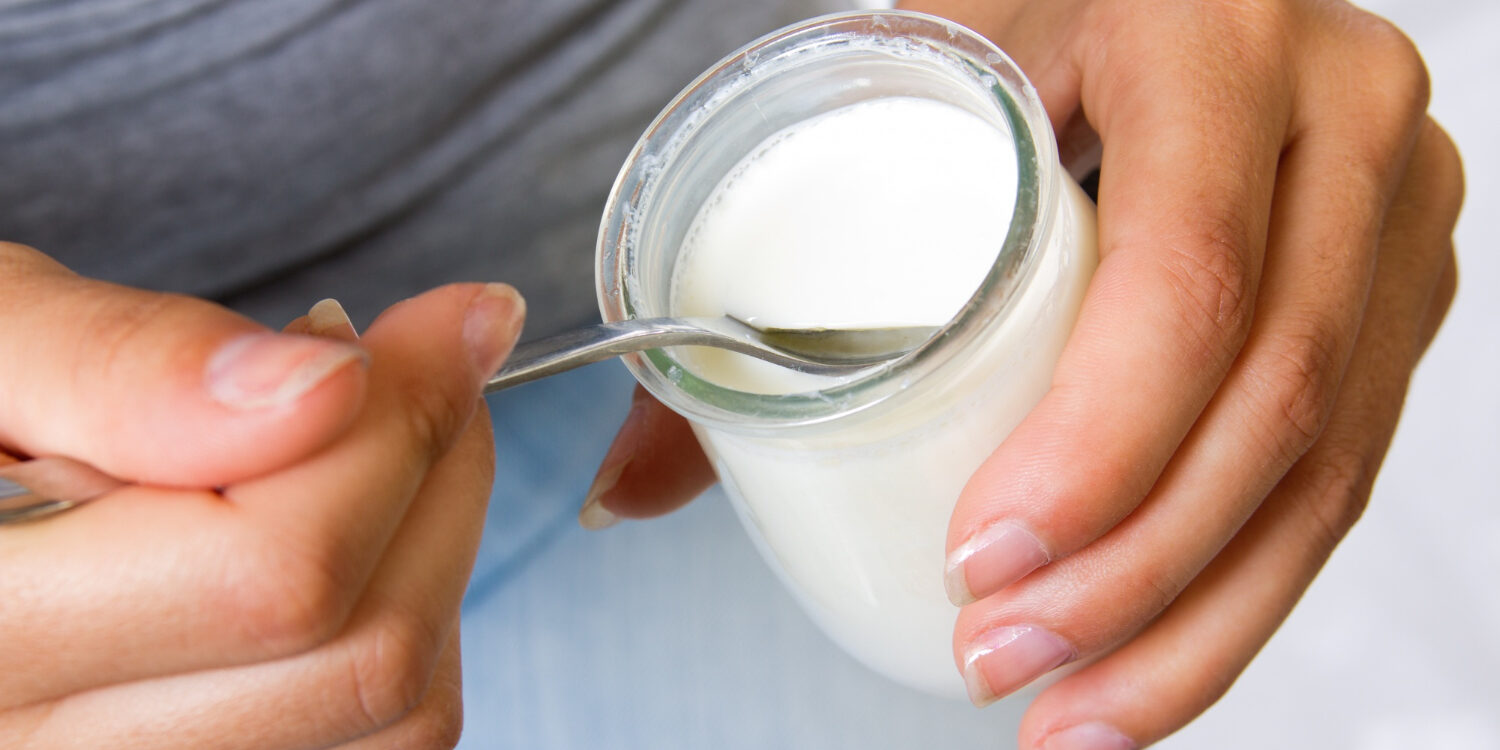 El liquido del yogur es suero lácteo