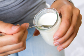 El líquido que aparece sobre el yogur no es agua: qué es y qué hacer con él