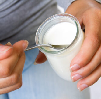 El liquido del yogur es suero lácteo