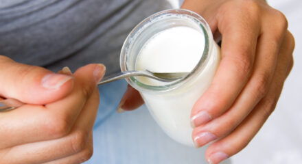 El liquido del yogur es suero lácteo