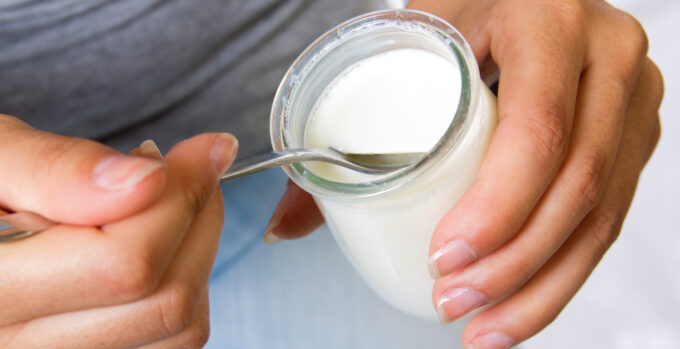 El liquido del yogur es suero lácteo