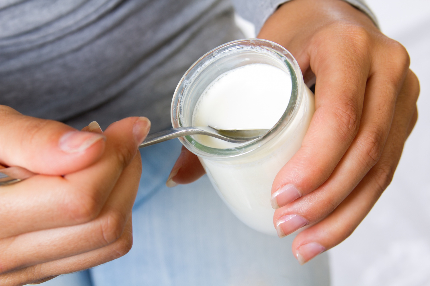 El liquido del yogur es suero lácteo